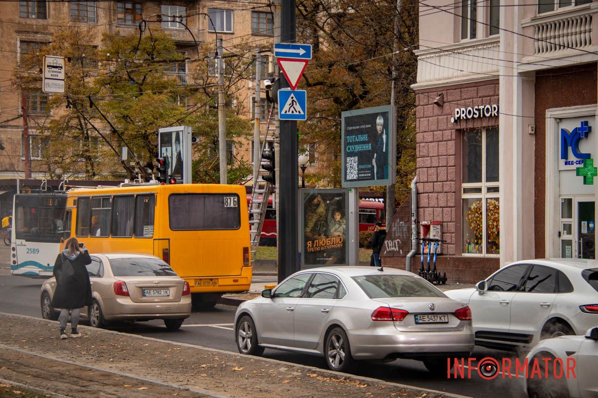 Проте міські служби не врахували, що один з них повністю закриває огляд на світлофор Проте міські служби не врахували, що один з них повністю закриває огляд на світлофор