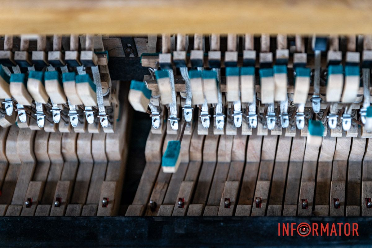 Друге за тиждень: у Дніпрі на Січеславській Набережній вандали розбили вуличне піаніно 13