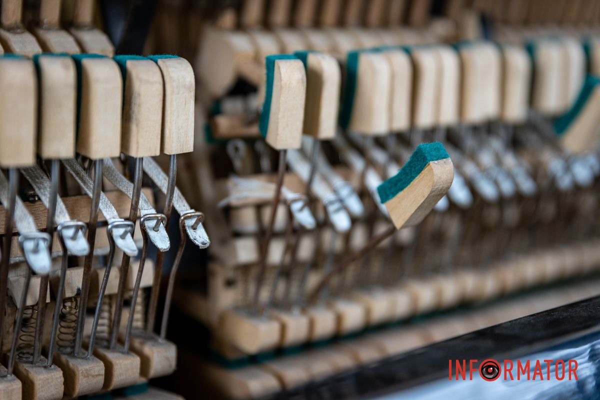 Друге за тиждень: у Дніпрі на Січеславській Набережній вандали розбили вуличне піаніно 10