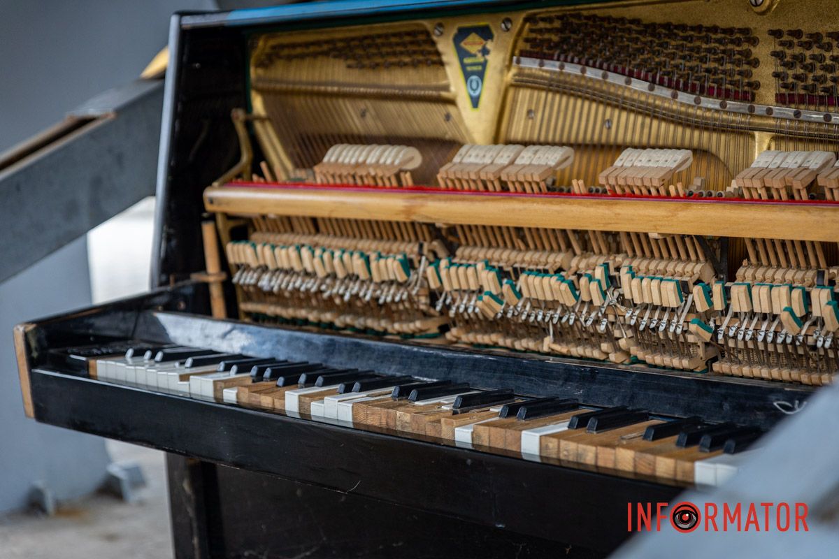 Друге за тиждень: у Дніпрі на Січеславській Набережній вандали розбили вуличне піаніно 7
