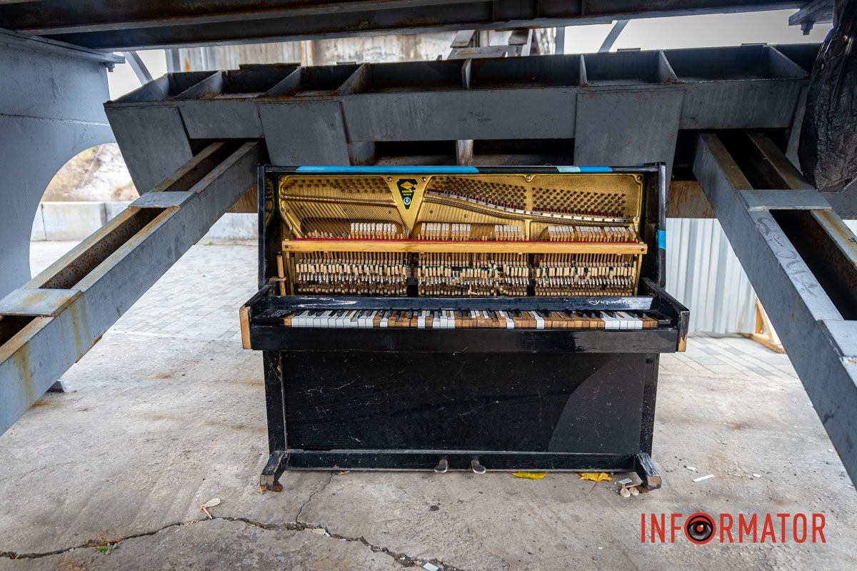 Друге за тиждень: у Дніпрі на Січеславській Набережній вандали розбили вуличне піаніно 4