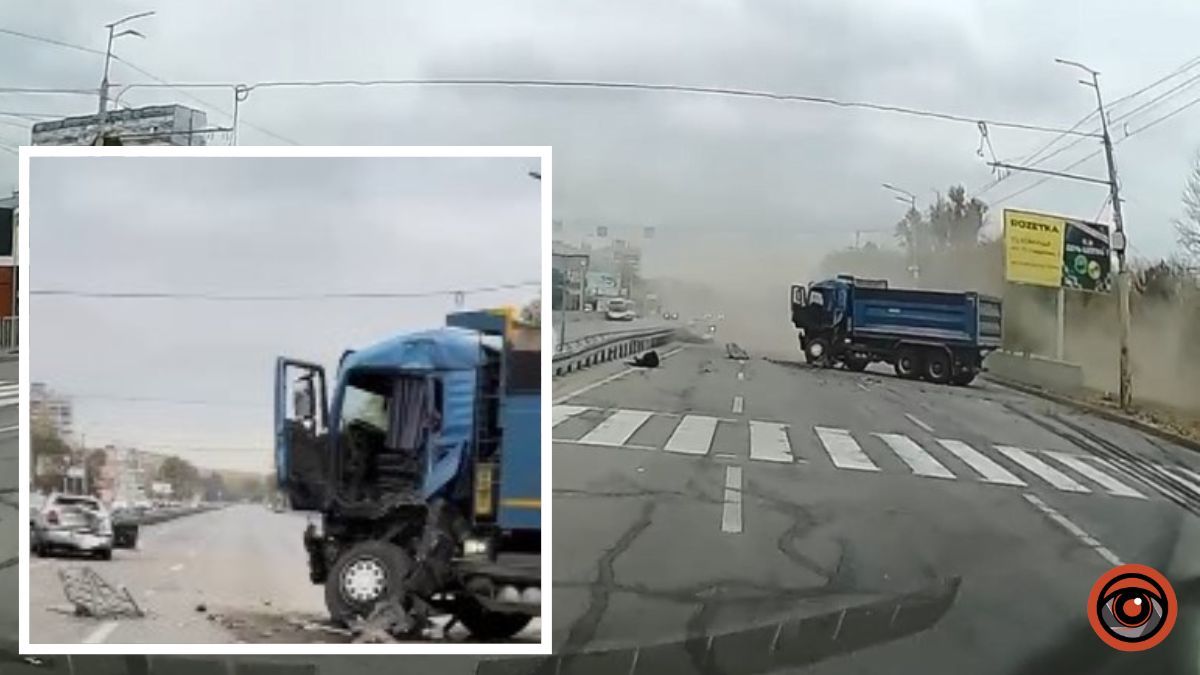 У Дніпрі на Набережній Заводській водій вантажівки вилетів з кабіни після зіткнення з Skoda: відео з реєстратора