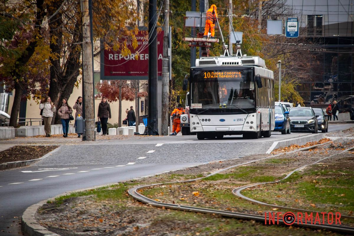 Новые трамвайные платформы и зонированные тротуары: ремонт Соборной площади в Днепре на завершающем этапе 15