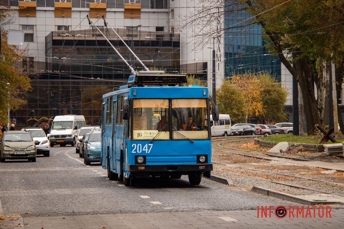 Новые трамвайные платформы и зонированные тротуары: ремонт Соборной площади в Днепре на завершающем этапе 10