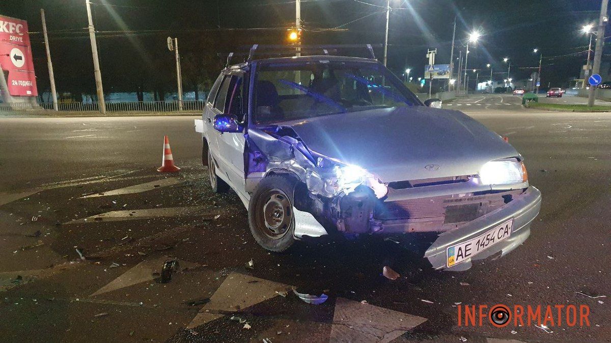 У Дніпрі на Панікахи зіткнулись Lada та "Жигулі": на місці події "швидка" та патрульні
