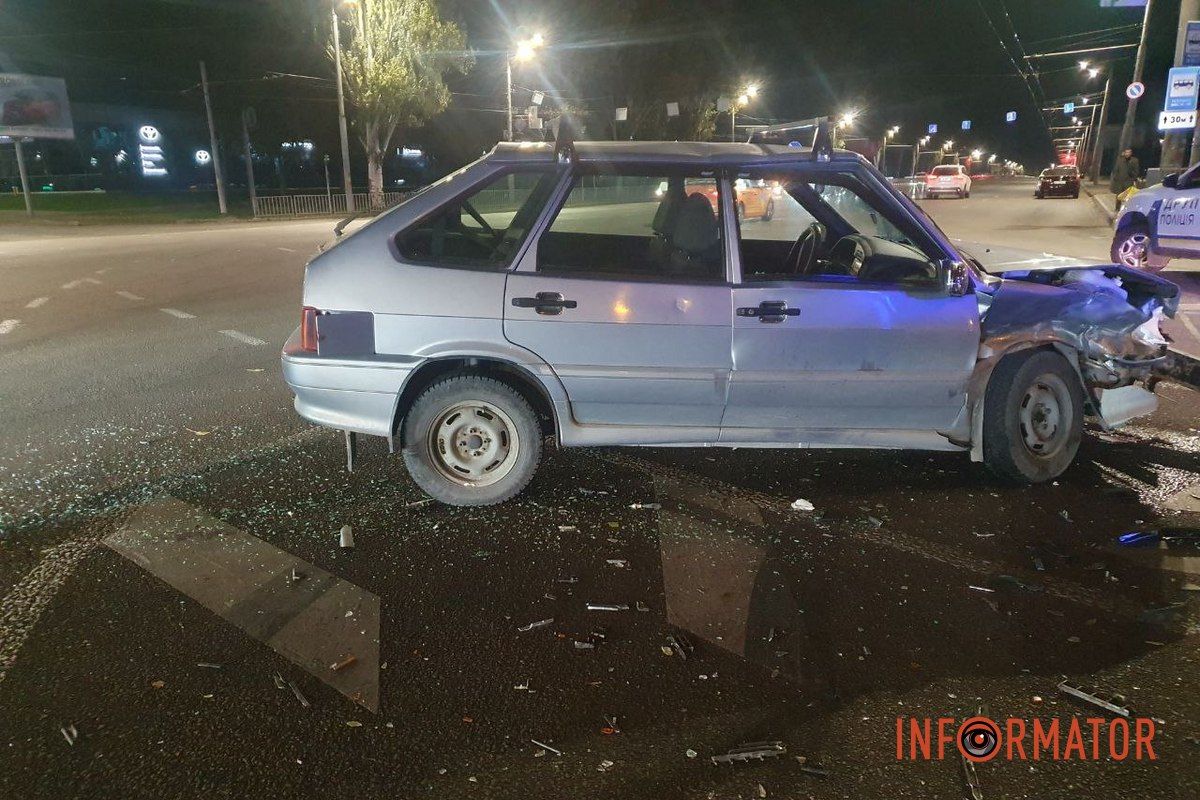 У Дніпрі Панікахи зіткнулись Lada та "Жигулі": на місці події "швидка" та патрульні 5