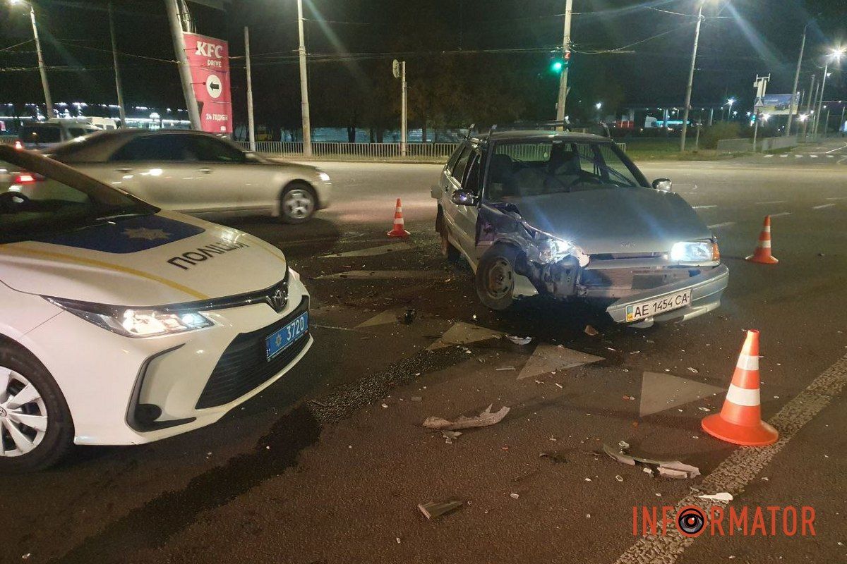 У Дніпрі Панікахи зіткнулись Lada та "Жигулі": на місці події "швидка" та патрульні 2