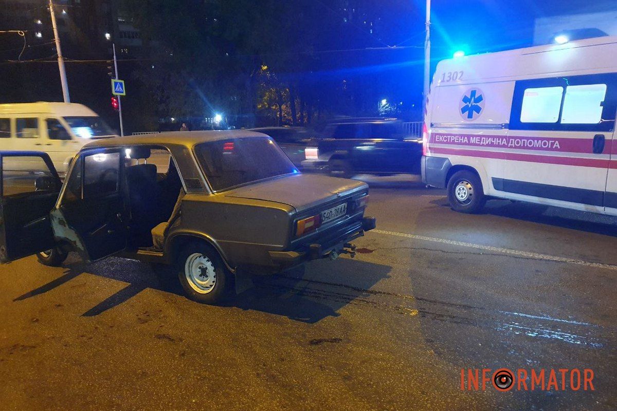 У Дніпрі Панікахи зіткнулись Lada та "Жигулі": на місці події "швидка" та патрульні 1