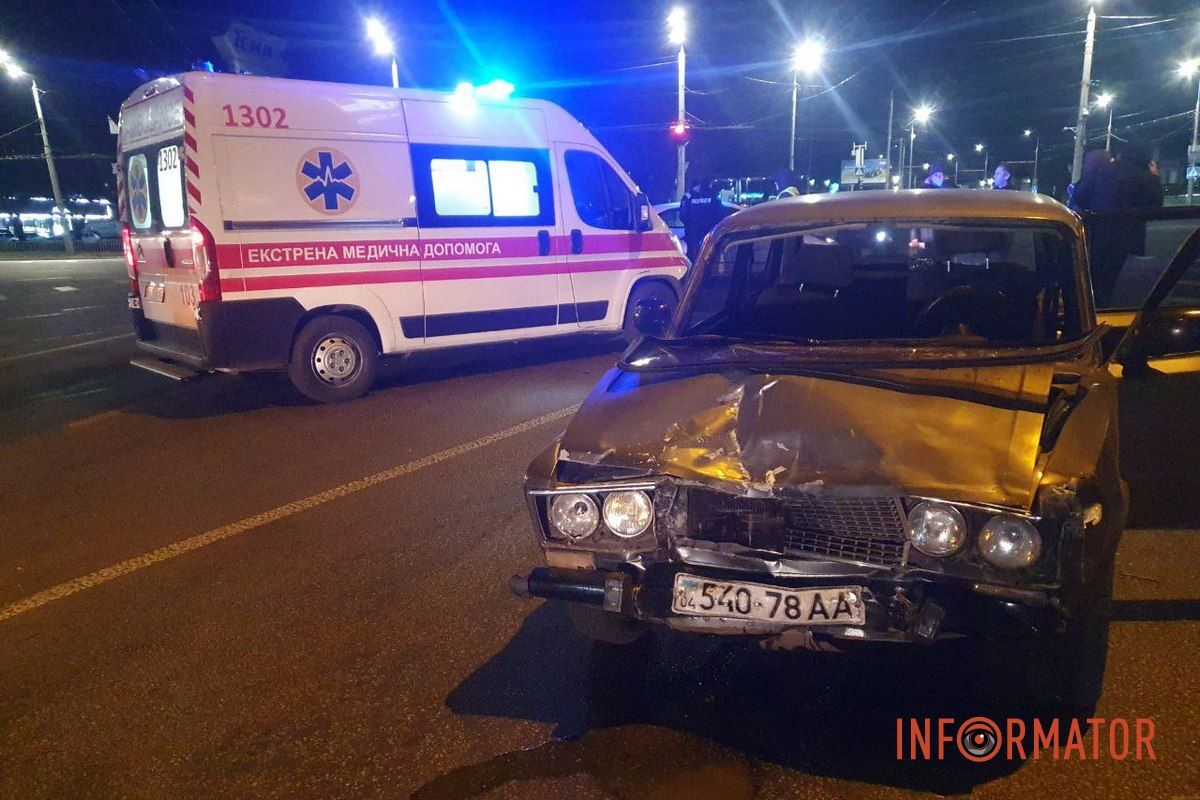 У Дніпрі Панікахи зіткнулись Lada та "Жигулі": на місці події "швидка" та патрульні 4