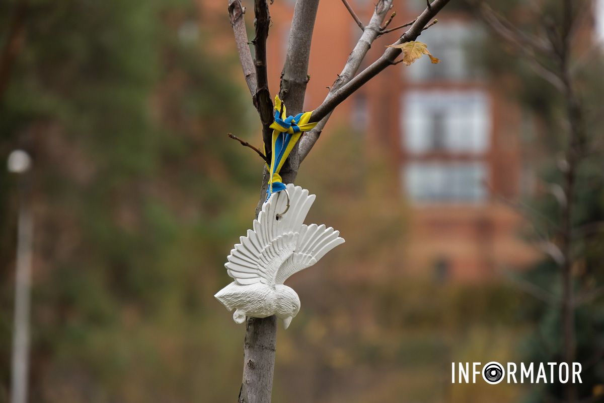 Поруч з кожним кленом є табличка Поруч з кожним кленом є табличка