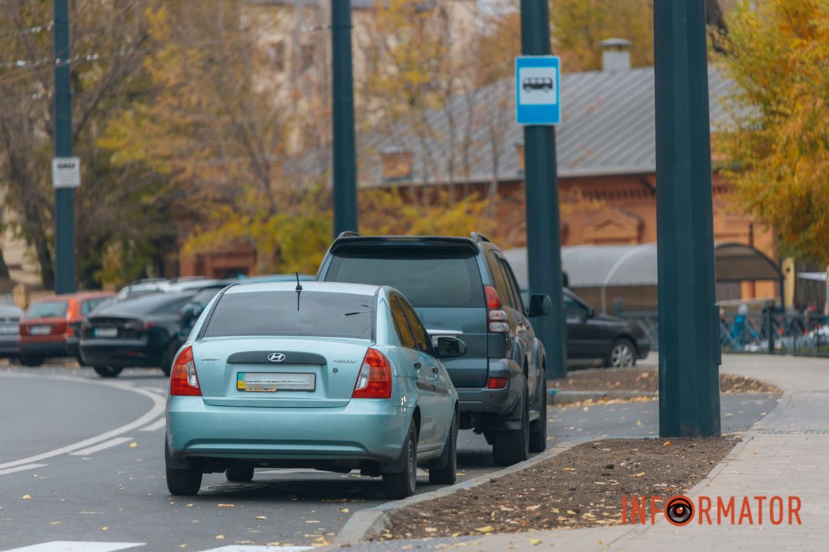 На полосе паркуют машины