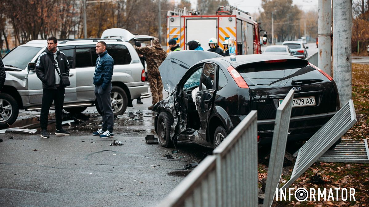 У Дніпрі на Набережній Заводській зіткнулись Ford, Toyota та мікроавтобус: на місці медики, поліцейські та рятувальники