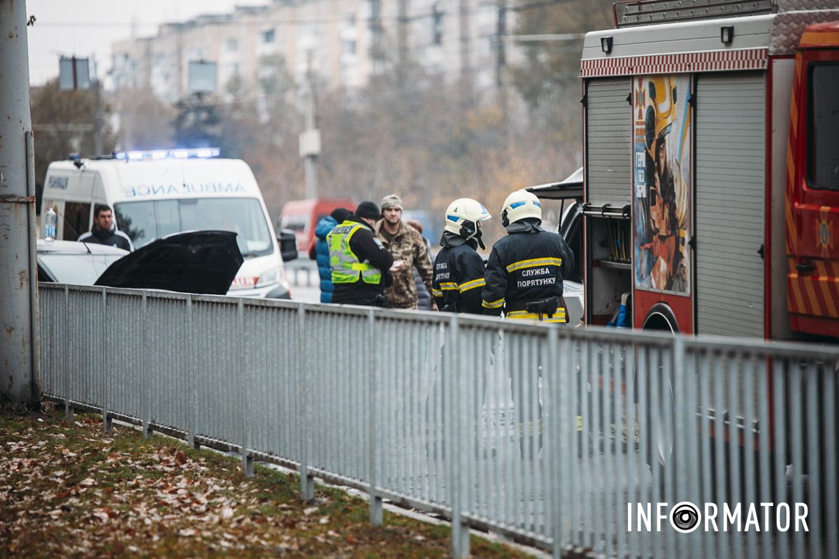 У Дніпрі на Набережній Заводській зіткнулись Ford, Toyota та мікроавтобус: на місці медики, поліцейські та рятувальники 9