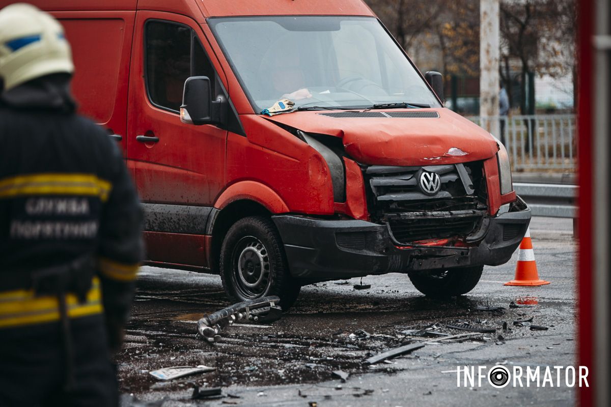 У Дніпрі на Набережній Заводській зіткнулись Ford, Toyota та мікроавтобус: на місці медики, поліцейські та рятувальники 8