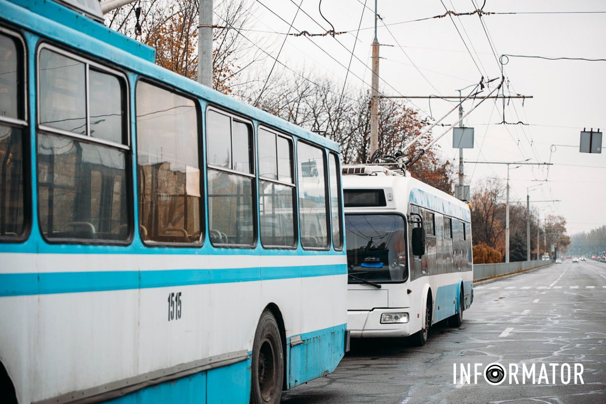 У Дніпрі на Набережній Заводській зіткнулись Ford, Toyota та мікроавтобус: на місці медики, поліцейські та рятувальники 6