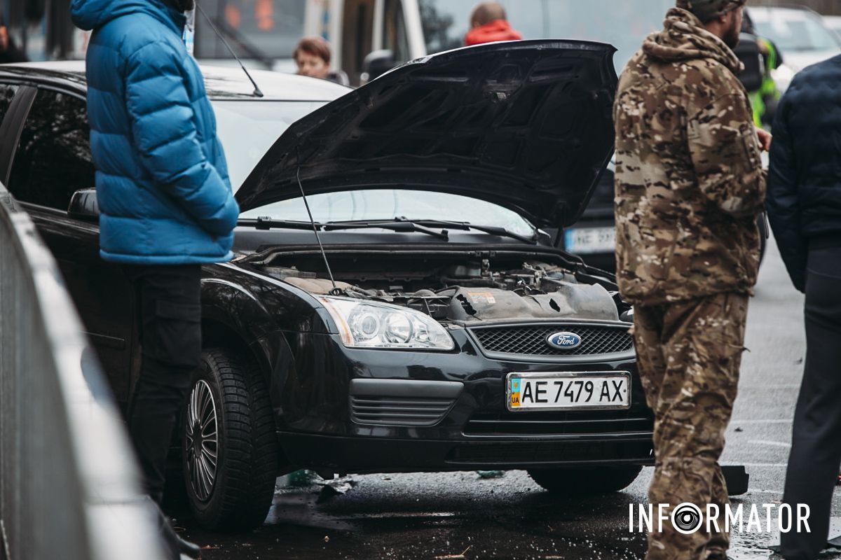 У Дніпрі на Набережній Заводській зіткнулись Ford, Toyota та мікроавтобус: на місці медики, поліцейські та рятувальники 5