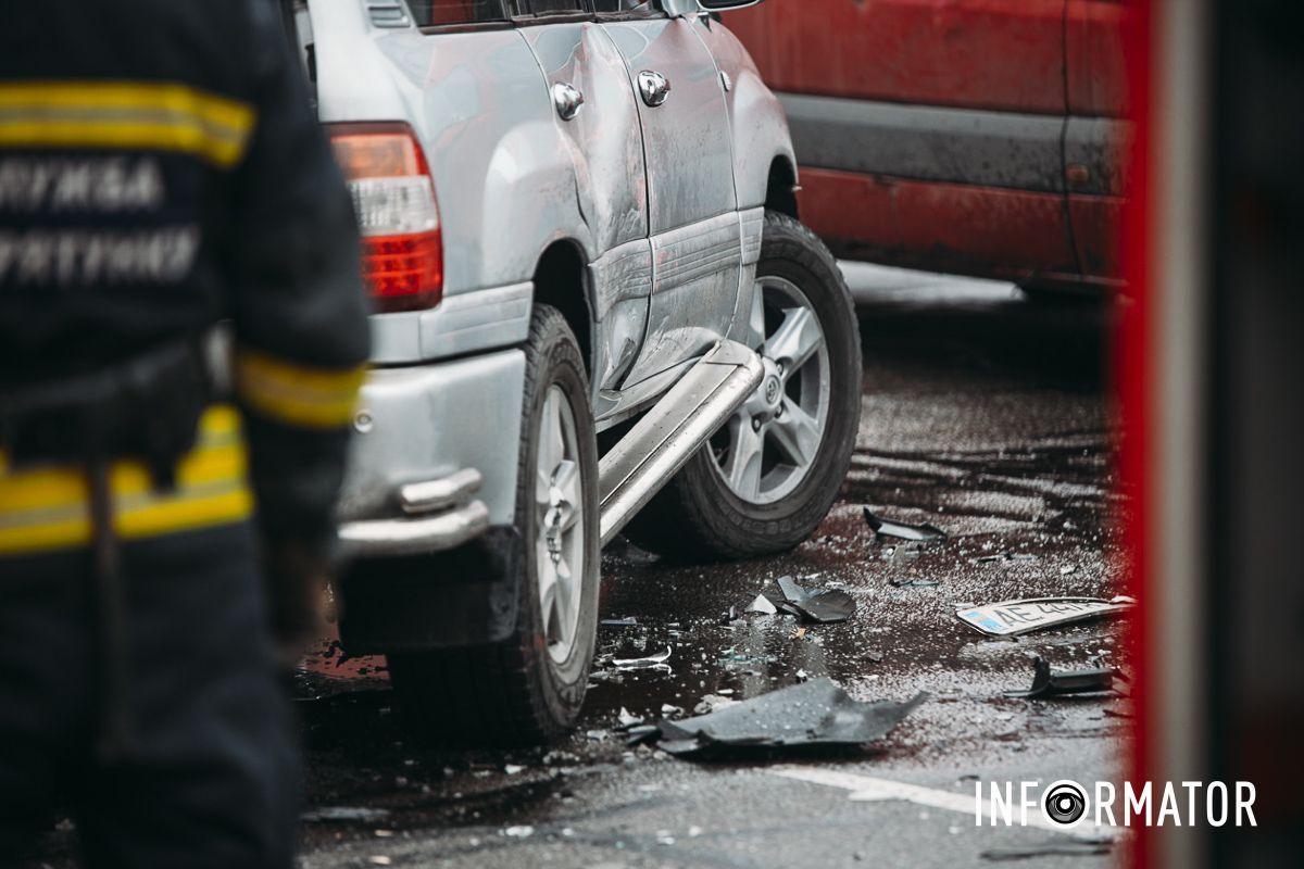 У Дніпрі на Набережній Заводській зіткнулись Ford, Toyota та мікроавтобус: на місці медики, поліцейські та рятувальники 4