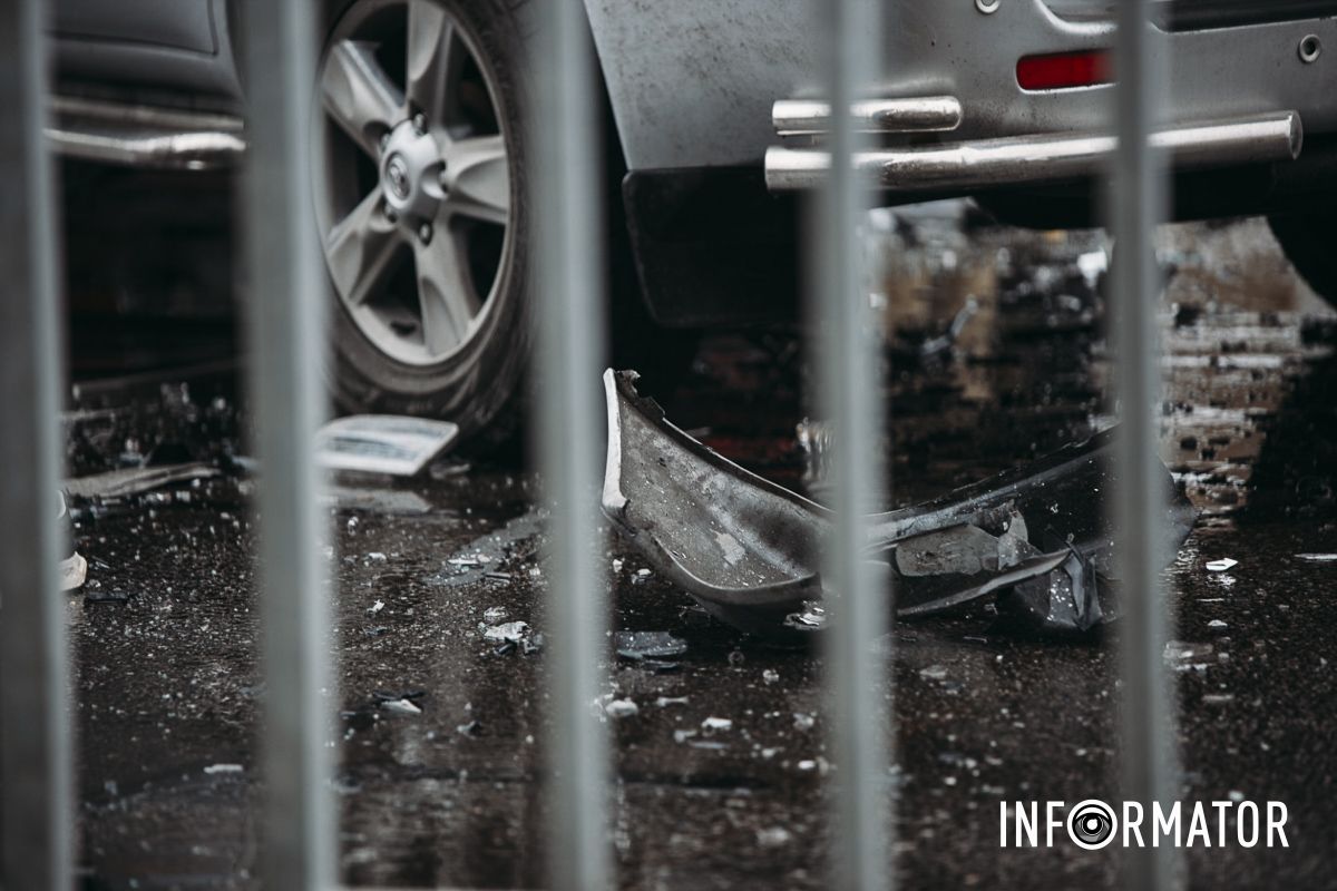 У Дніпрі на Набережній Заводській зіткнулись Ford, Toyota та мікроавтобус: на місці медики, поліцейські та рятувальники 2