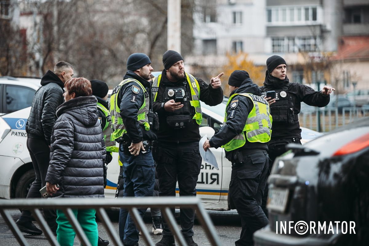 У Дніпрі на Набережній Заводській зіткнулись Ford, Toyota та мікроавтобус: на місці медики, поліцейські та рятувальники 3
