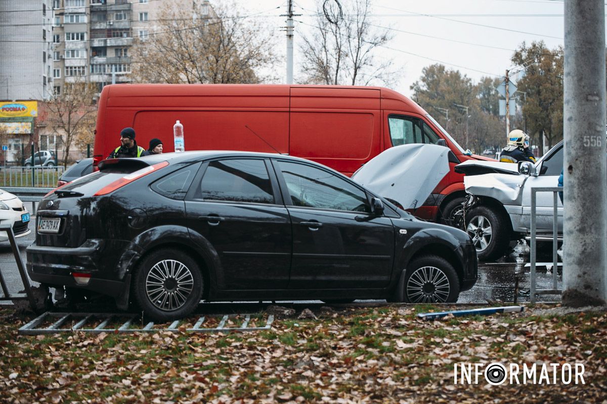 У Дніпрі на Набережній Заводській зіткнулись Ford, Toyota та мікроавтобус: на місці медики, поліцейські та рятувальники 1