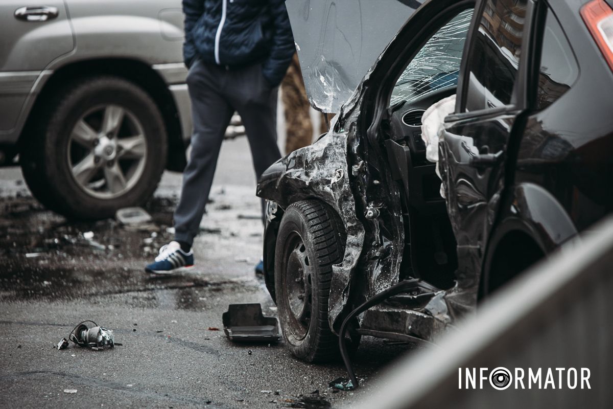 У Дніпрі на Набережній Заводській зіткнулись Ford, Toyota та мікроавтобус: на місці медики, поліцейські та рятувальники 7