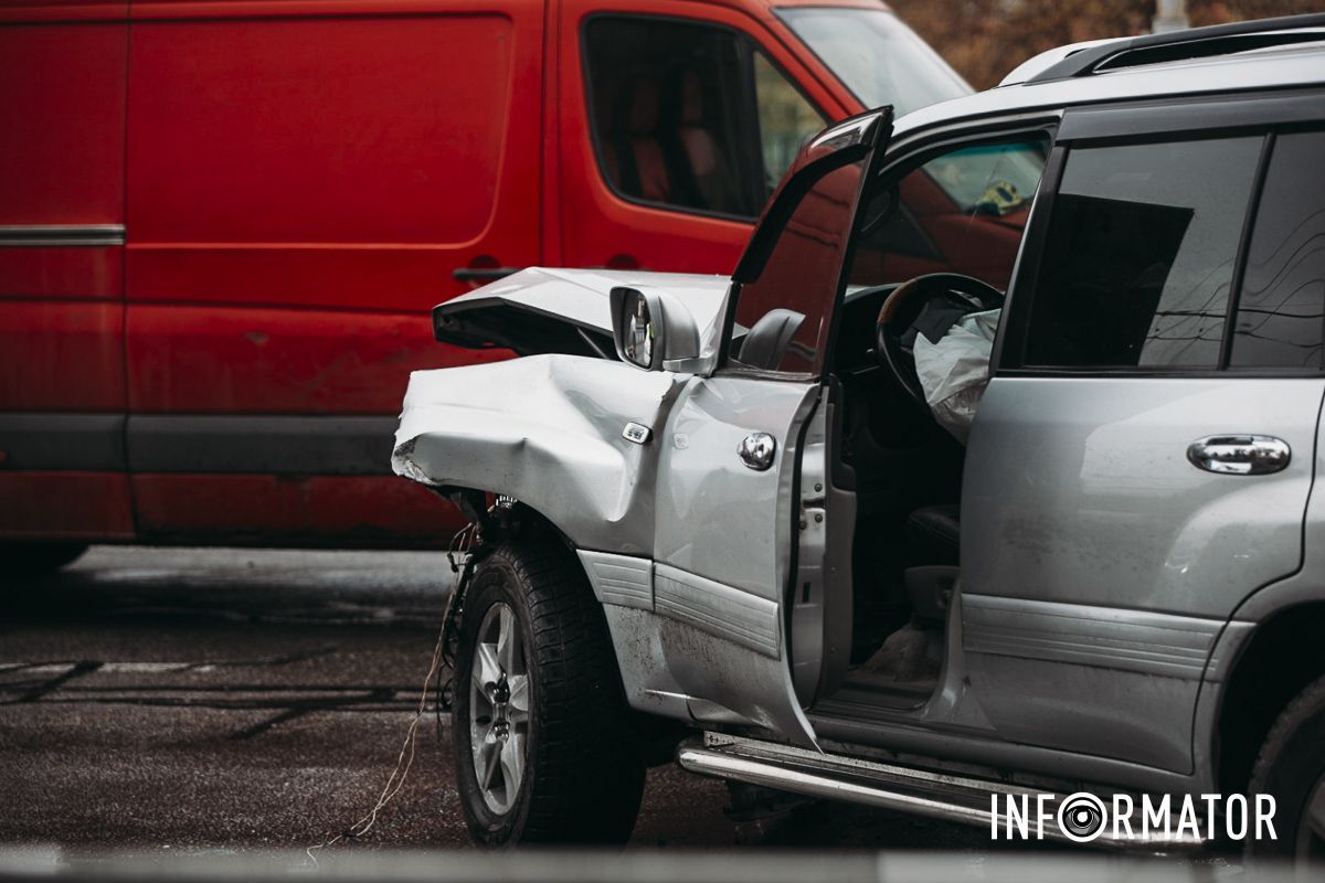 У Дніпрі на Набережній Заводській зіткнулись Ford, Toyota та мікроавтобус: на місці медики, поліцейські та рятувальники 24
