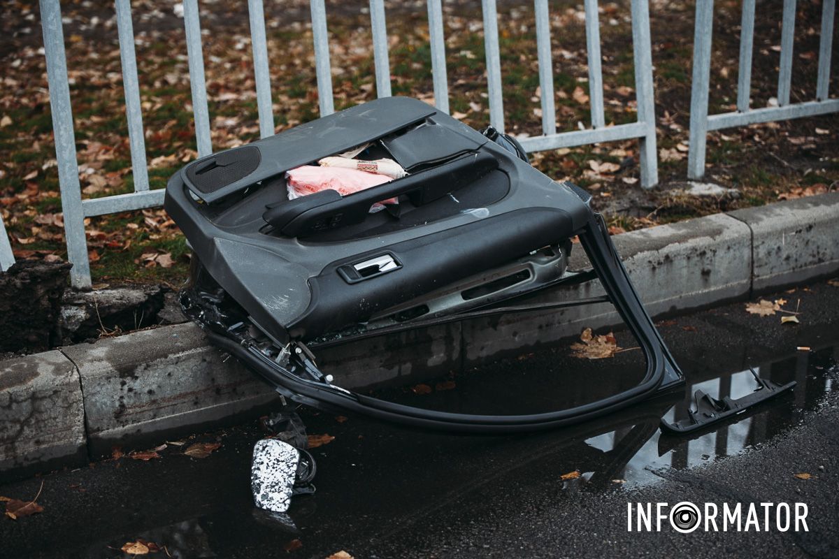 У Дніпрі на Набережній Заводській зіткнулись Ford, Toyota та мікроавтобус: на місці медики, поліцейські та рятувальники 18