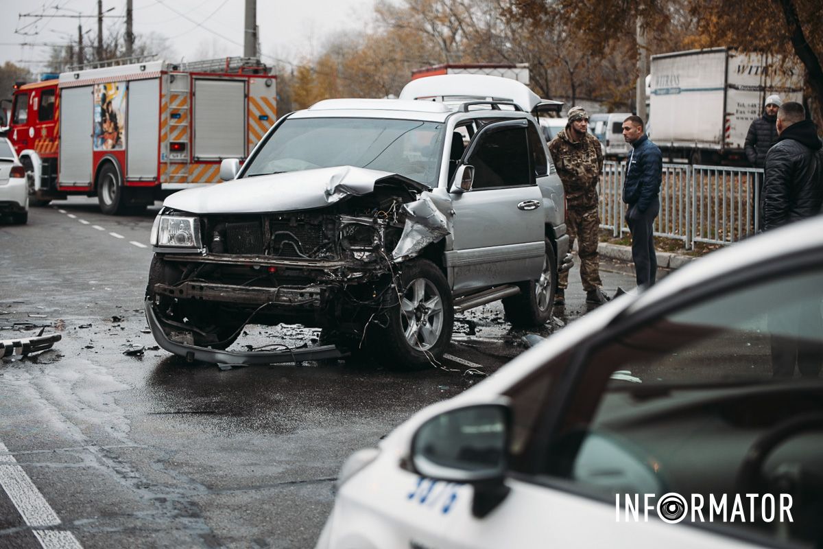 У Дніпрі на Набережній Заводській зіткнулись Ford, Toyota та мікроавтобус: на місці медики, поліцейські та рятувальники 23