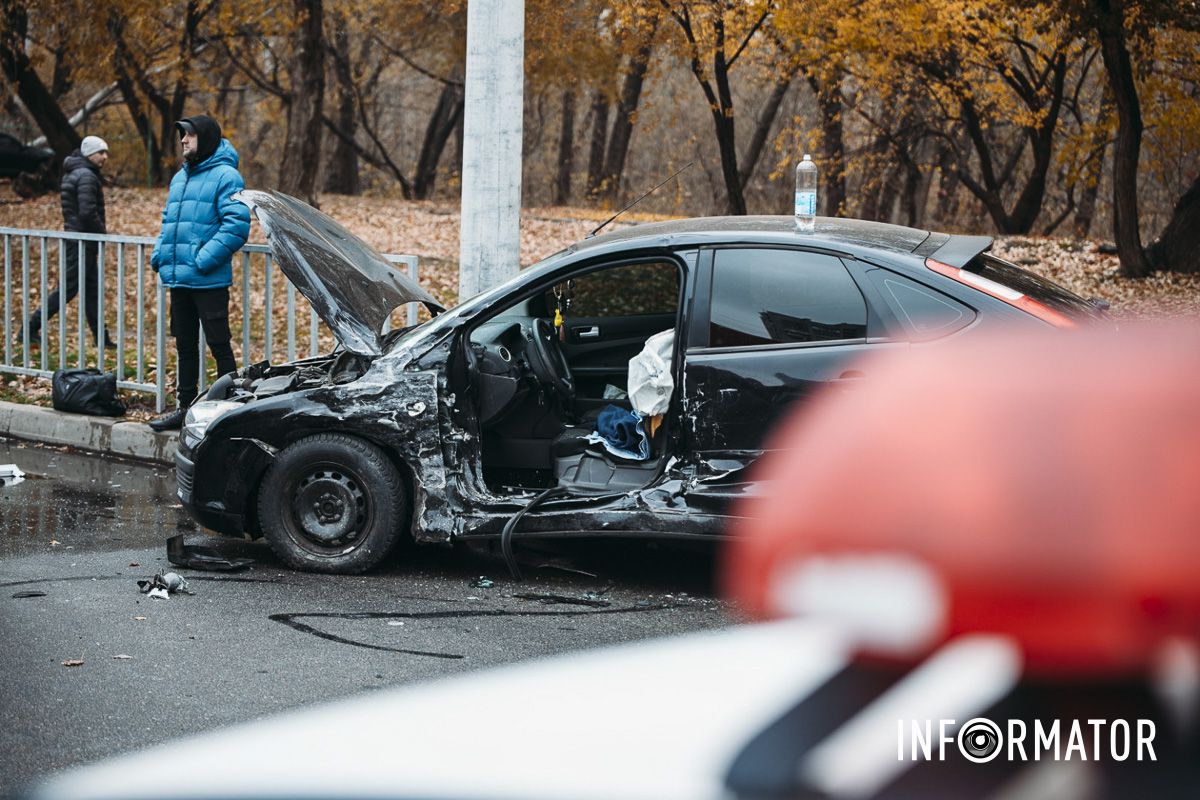 У Дніпрі на Набережній Заводській зіткнулись Ford, Toyota та мікроавтобус: на місці медики, поліцейські та рятувальники 10