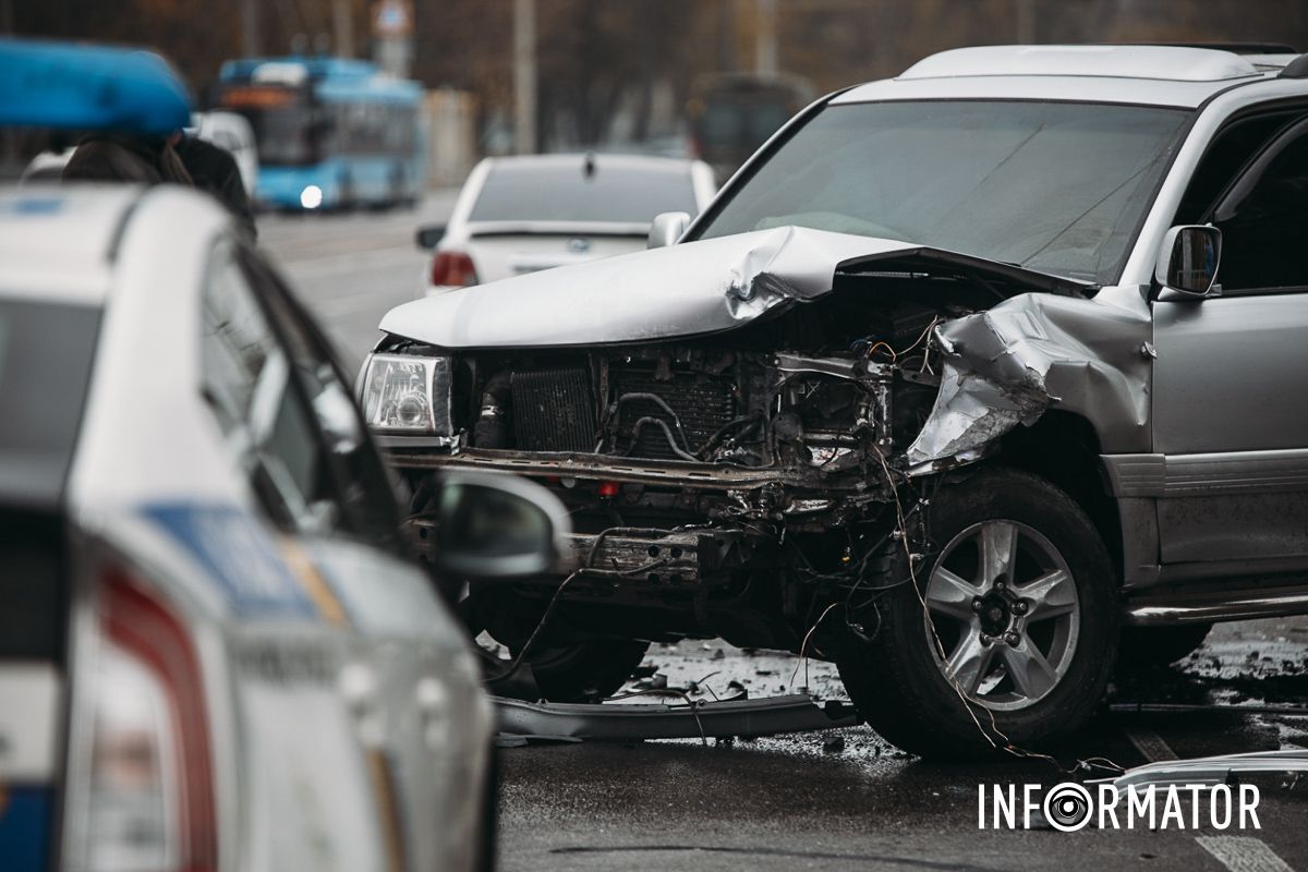 У Дніпрі на Набережній Заводській зіткнулись Ford, Toyota та мікроавтобус: на місці медики, поліцейські та рятувальники 22