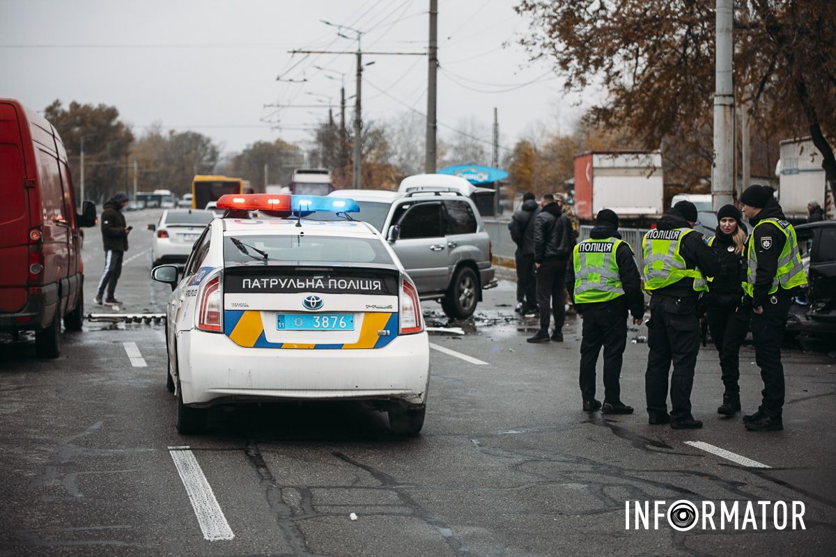 У Дніпрі на Набережній Заводській зіткнулись Ford, Toyota та мікроавтобус: на місці медики, поліцейські та рятувальники 17