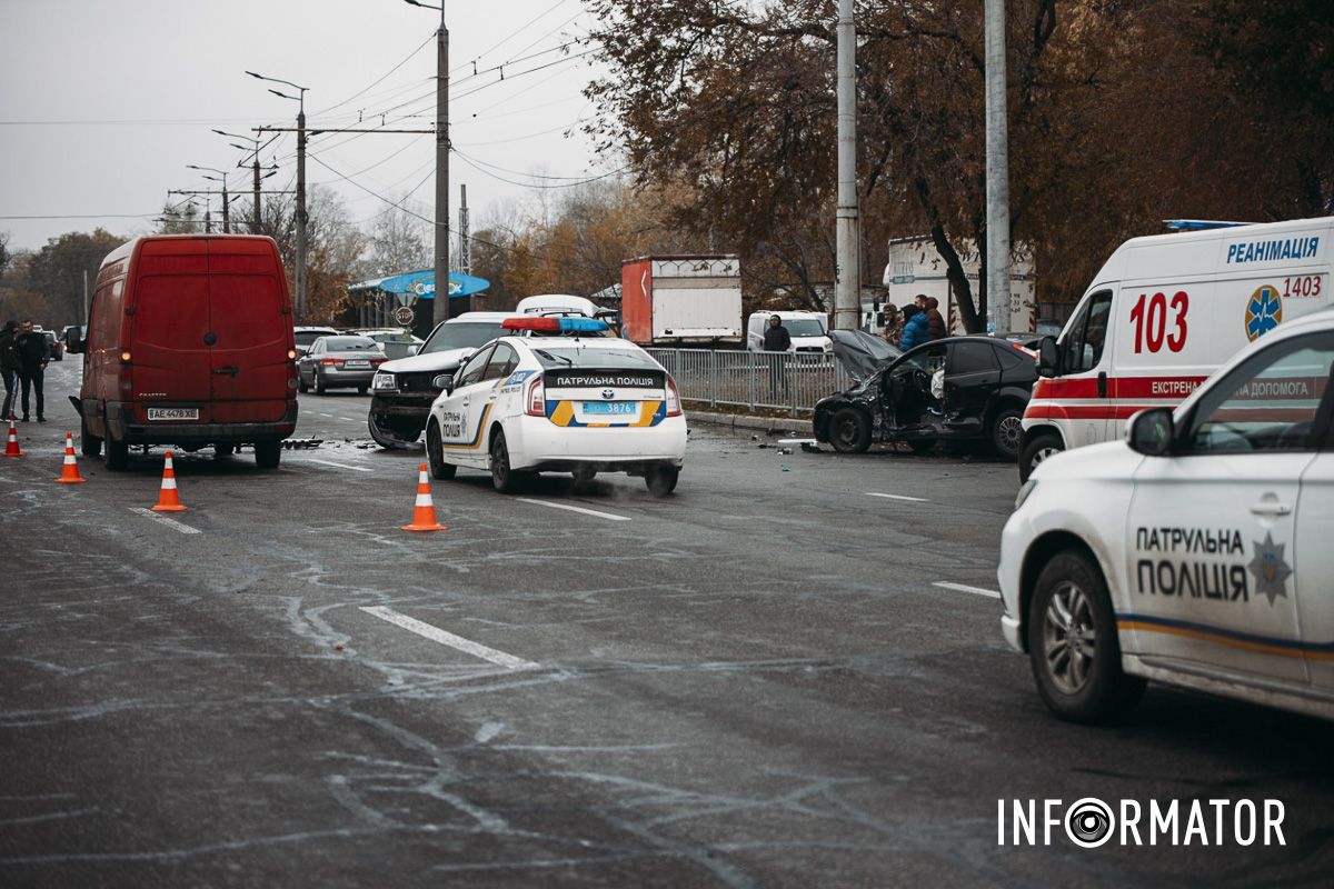 У Дніпрі на Набережній Заводській зіткнулись Ford, Toyota та мікроавтобус: на місці медики, поліцейські та рятувальники 14