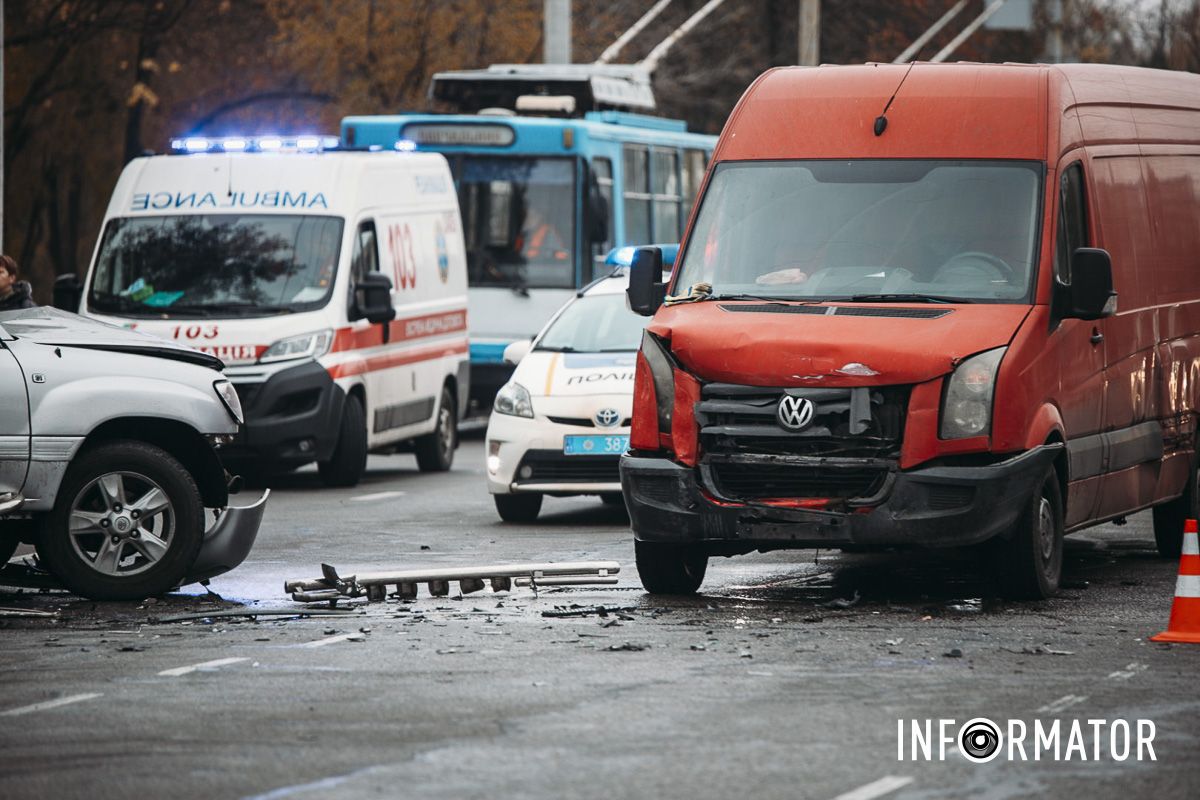 У Дніпрі на Набережній Заводській зіткнулись Ford, Toyota та мікроавтобус: на місці медики, поліцейські та рятувальники 11