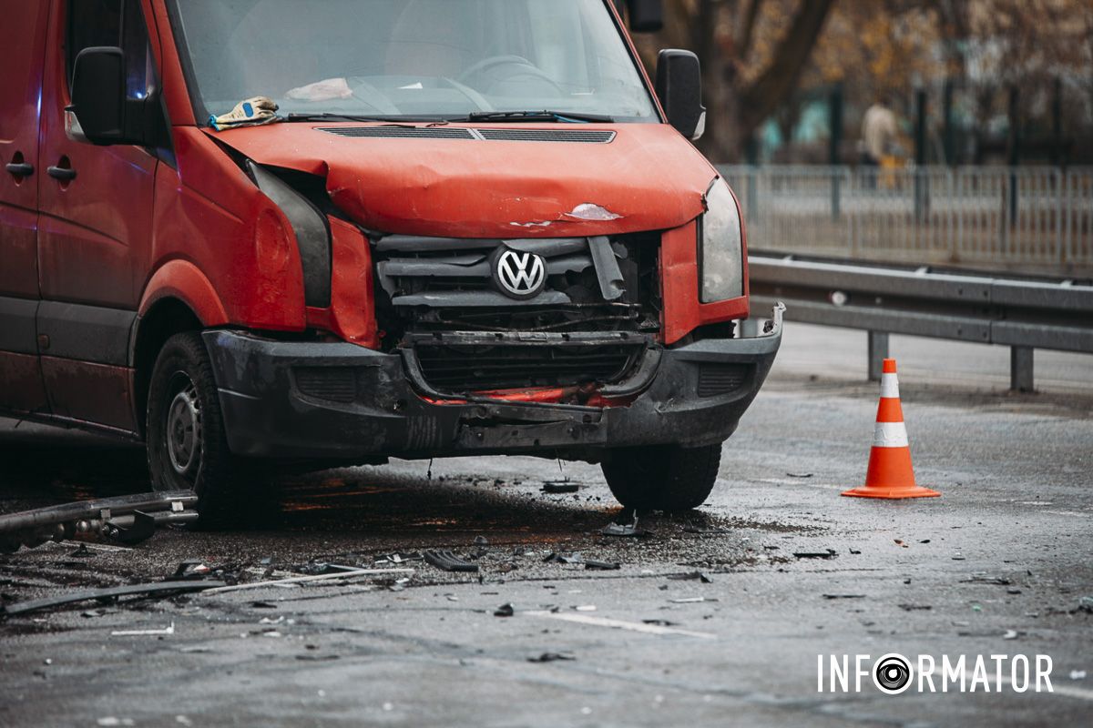 У Дніпрі на Набережній Заводській зіткнулись Ford, Toyota та мікроавтобус: на місці медики, поліцейські та рятувальники 13