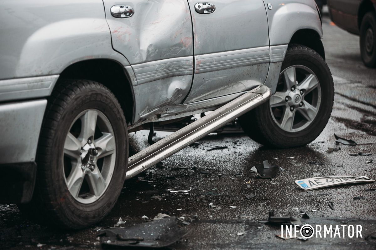 У Дніпрі на Набережній Заводській зіткнулись Ford, Toyota та мікроавтобус: на місці медики, поліцейські та рятувальники 16