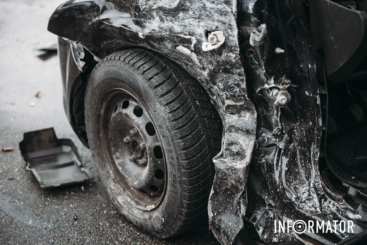 У Дніпрі на Набережній Заводській зіткнулись Ford, Toyota та мікроавтобус: на місці медики, поліцейські та рятувальники 20