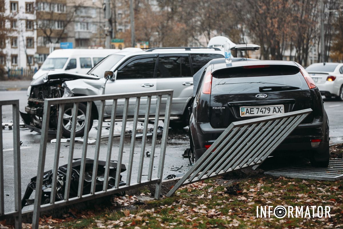 У Дніпрі на Набережній Заводській зіткнулись Ford, Toyota та мікроавтобус: на місці медики, поліцейські та рятувальники 15
