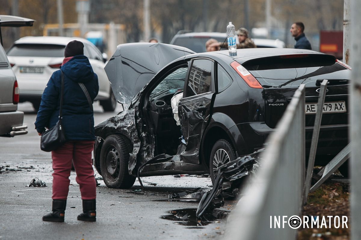 У Дніпрі на Набережній Заводській зіткнулись Ford, Toyota та мікроавтобус: на місці медики, поліцейські та рятувальники 12