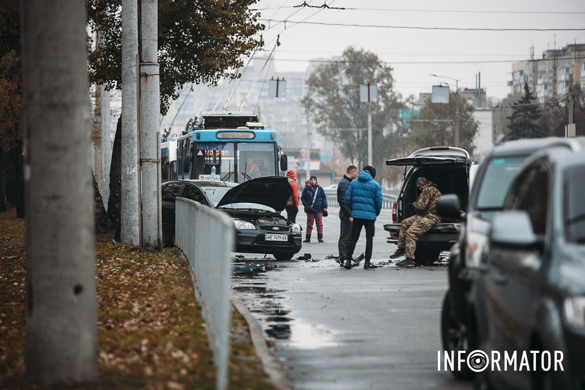 У Дніпрі на Набережній Заводській зіткнулись Ford, Toyota та мікроавтобус: на місці медики, поліцейські та рятувальники 21