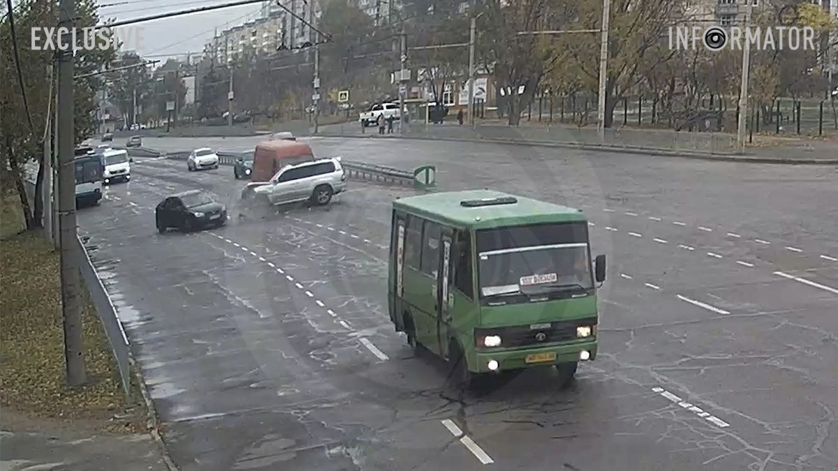 Видео момента ДТП: на Набережной Заводской в ​​Днепре Toyota влетела в Ford и Volkswagen, женщину зажало в авто