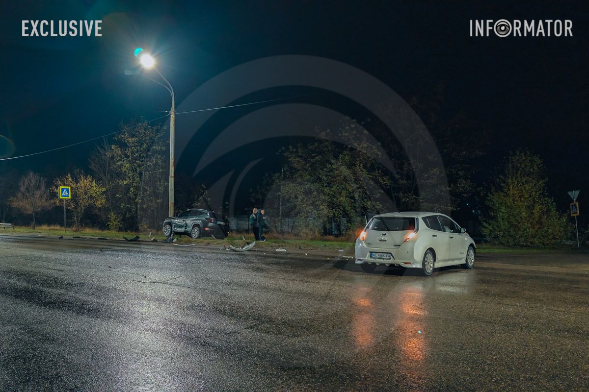 ДТП на Полтавському шосе: на виїзді з Дніпра після зіткнення з Nissan Hyundai влетів у стовп 3