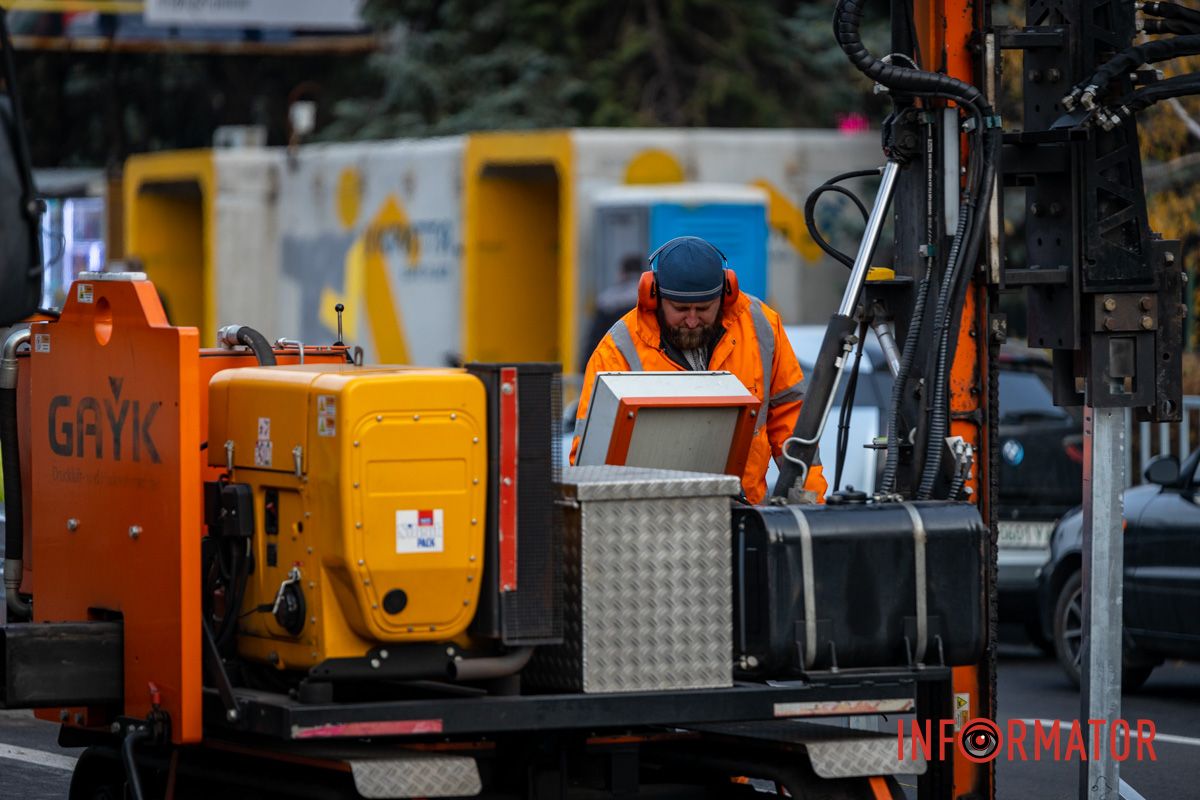 Громкие работы ради безопасности: в Днепре на бульваре Славы устанавливают новый отбойник 11
