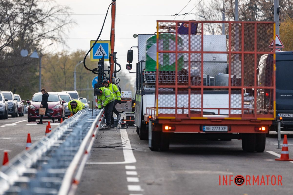 Громкие работы ради безопасности: в Днепре на бульваре Славы устанавливают новый отбойник 24