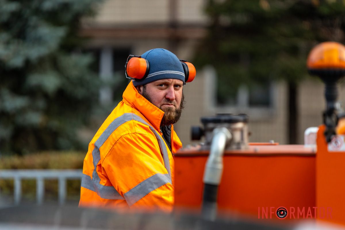 Громкие работы ради безопасности: в Днепре на бульваре Славы устанавливают новый отбойник 18