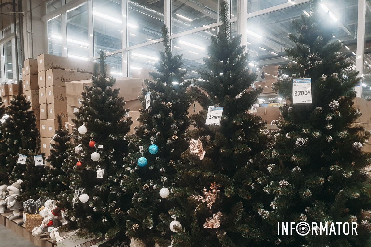 Стандартного розміру штучне дерево коштує трохи більше 3 тисяч гривень