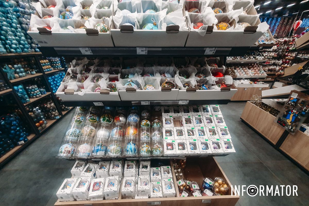 Ціни просто шокують: скільки у Дніпрі коштує придбати штучну ялинку та святкові аксесуари до Нового року 8