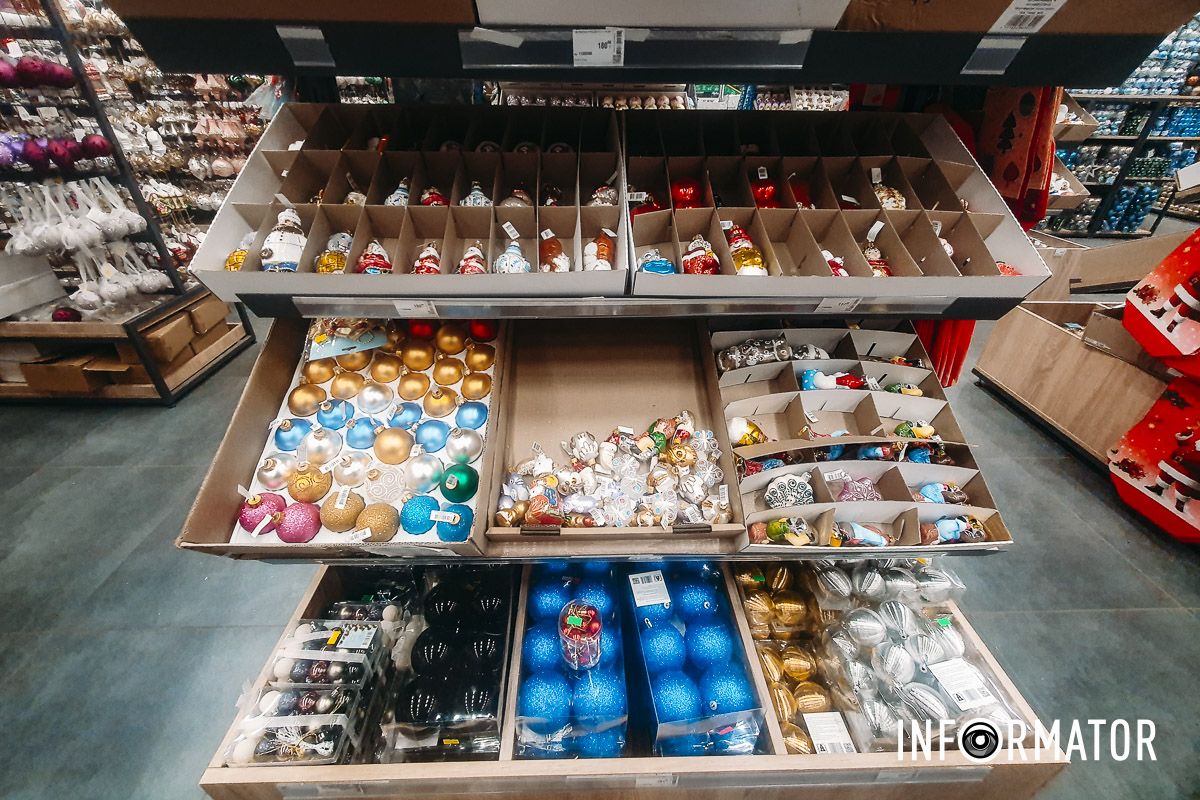 Ціни просто шокують: скільки у Дніпрі коштує придбати штучну ялинку та святкові аксесуари до Нового року 9