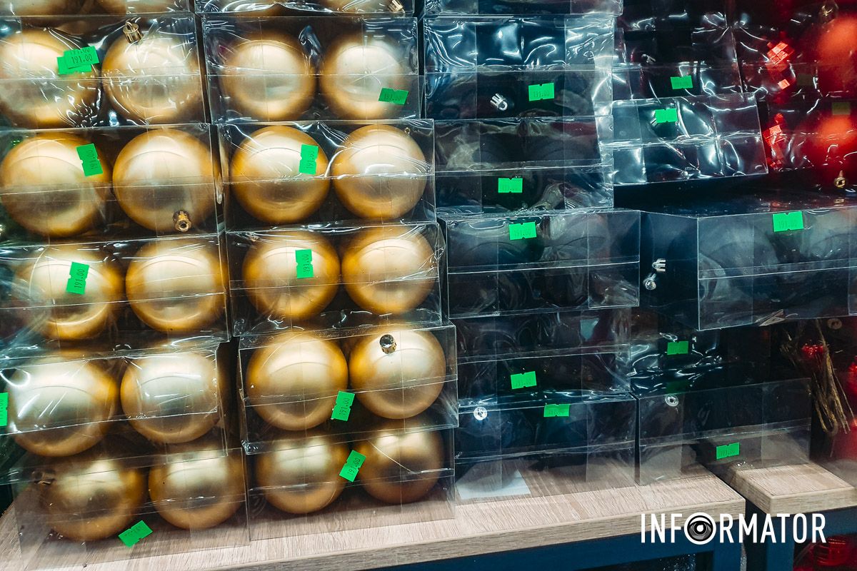 Ціни просто шокують: скільки у Дніпрі коштує придбати штучну ялинку та святкові аксесуари до Нового року 10