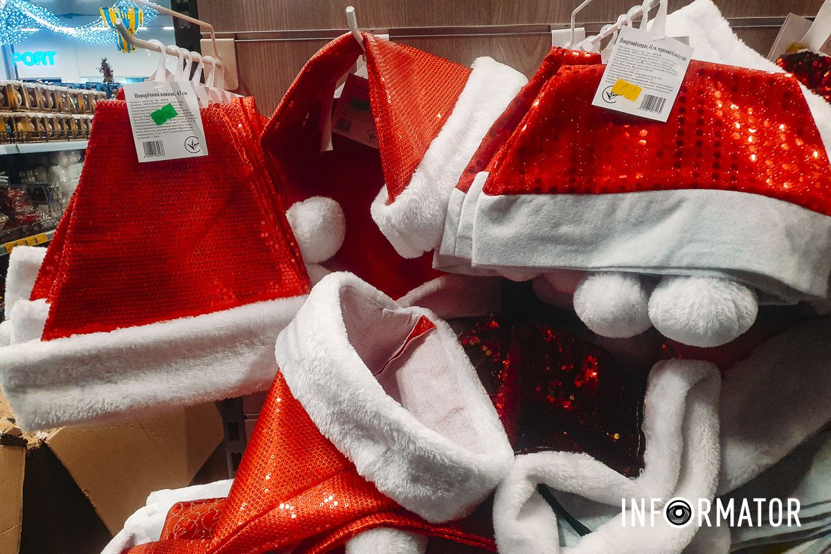 Ціни просто шокують: скільки у Дніпрі коштує придбати штучну ялинку та святкові аксесуари до Нового року 12