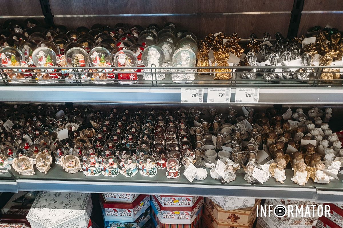 Ціни просто шокують: скільки у Дніпрі коштує придбати штучну ялинку та святкові аксесуари до Нового року 13